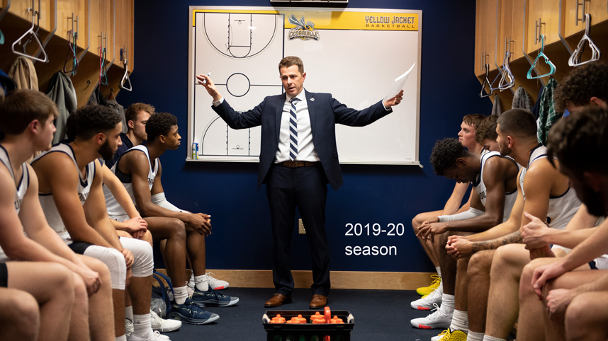 Yellow Jackets men's basketball coach Pat Estepp talking to his team in the locker room