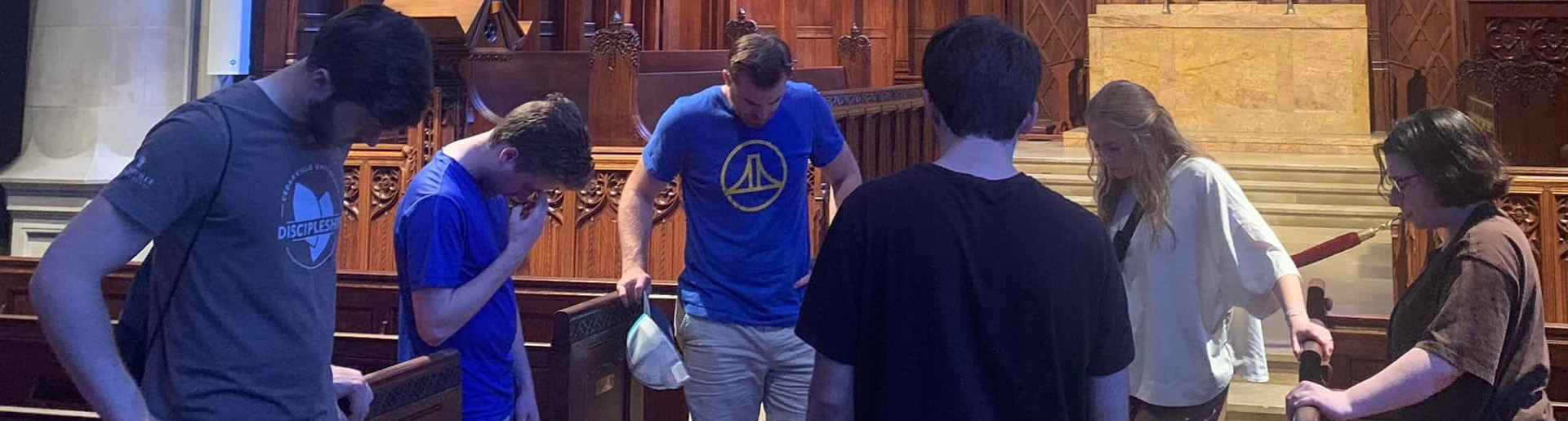 GO Trip students praying in Pittsburgh church 1920